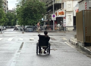 建议中山民权路口拆掉隔离栏，方便老人残疾人过马路通行