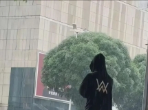 汕头 “嘉豪” 刷屏！万象城路口玩命博眼球，竟把马路当.