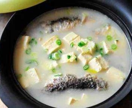 茶油鲫鱼豆腐汤：奶白鲜香的滋补之选