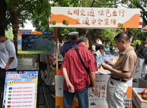 重阳暖意满公园，汕头交警把“交通安全”送到阿公阿嬷...