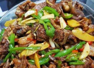 茶油焖鸭：肉质酥烂的醇香菜肴