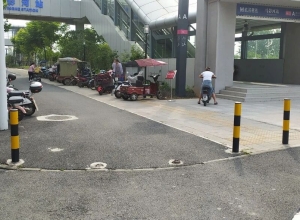 步道隔离栏缺失、车辆占道？汕头交警回应！