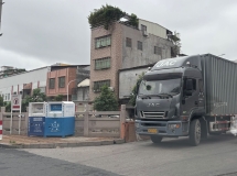 三个门宏驰纸箱厂，该工厂长期霸占公共停车位与堵塞道路通行