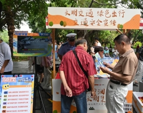 重阳暖意满公园，汕头交警把“交通安全”送到阿公阿嬷...