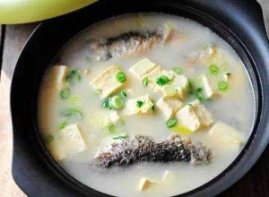 茶油鲫鱼豆腐汤：奶白鲜香的滋补之选