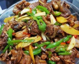 茶油焖鸭：肉质酥烂的醇香菜肴