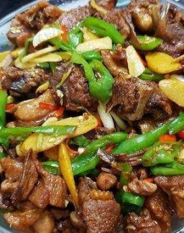 茶油焖鸭：肉质酥烂的醇香菜肴
