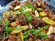 茶油焖鸭：肉质酥烂的醇香菜肴