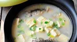茶油鲫鱼豆腐汤：奶白鲜香的滋补之选