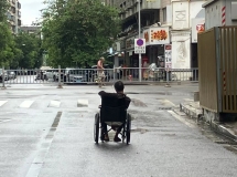 建议中山民权路口拆掉隔离栏，方便老人残疾人过马路通行
