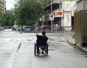 建议中山民权路口拆掉隔离栏，方便老人残疾人过马路通行