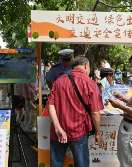 重阳暖意满公园，汕头交警把“交通安全”送到阿公阿嬷...
