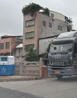 三个门宏驰纸箱厂，该工厂长期霸占公共停车位与堵塞道路通行