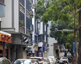 哭笑不得！汕头车主停车都“躲开车位”，究竟是咋回事？