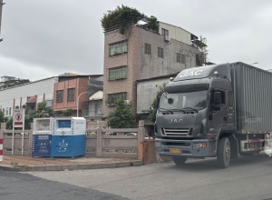 三个门宏驰纸箱厂，该工厂长期霸占公共停车位与堵塞道路通行
