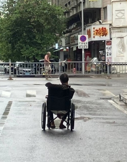 建议中山民权路口拆掉隔离栏，方便老人残疾人过马路通行
