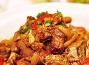 啤酒鸭：鲜香软烂的味蕾狂欢