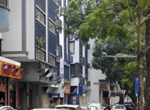 哭笑不得！汕头车主停车都“躲开车位”，究竟是咋回事？