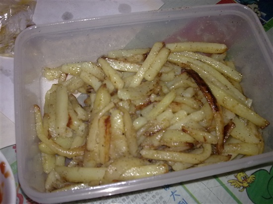 薯条，不脆，但洒上椒盐粉很好吃