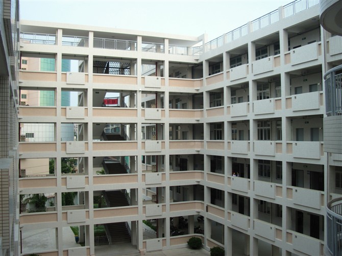 校舍，一层楼可容纳8个教室并一个功能厅，共有6层楼，最多可提供30个教学班。