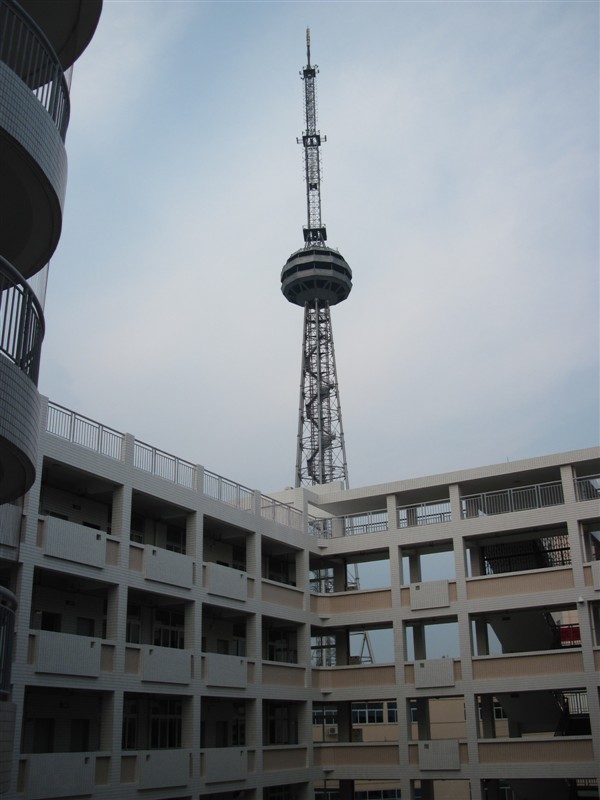 汕头最具标志性的建筑——电视塔，以及广播电视中心，就在学校对面。