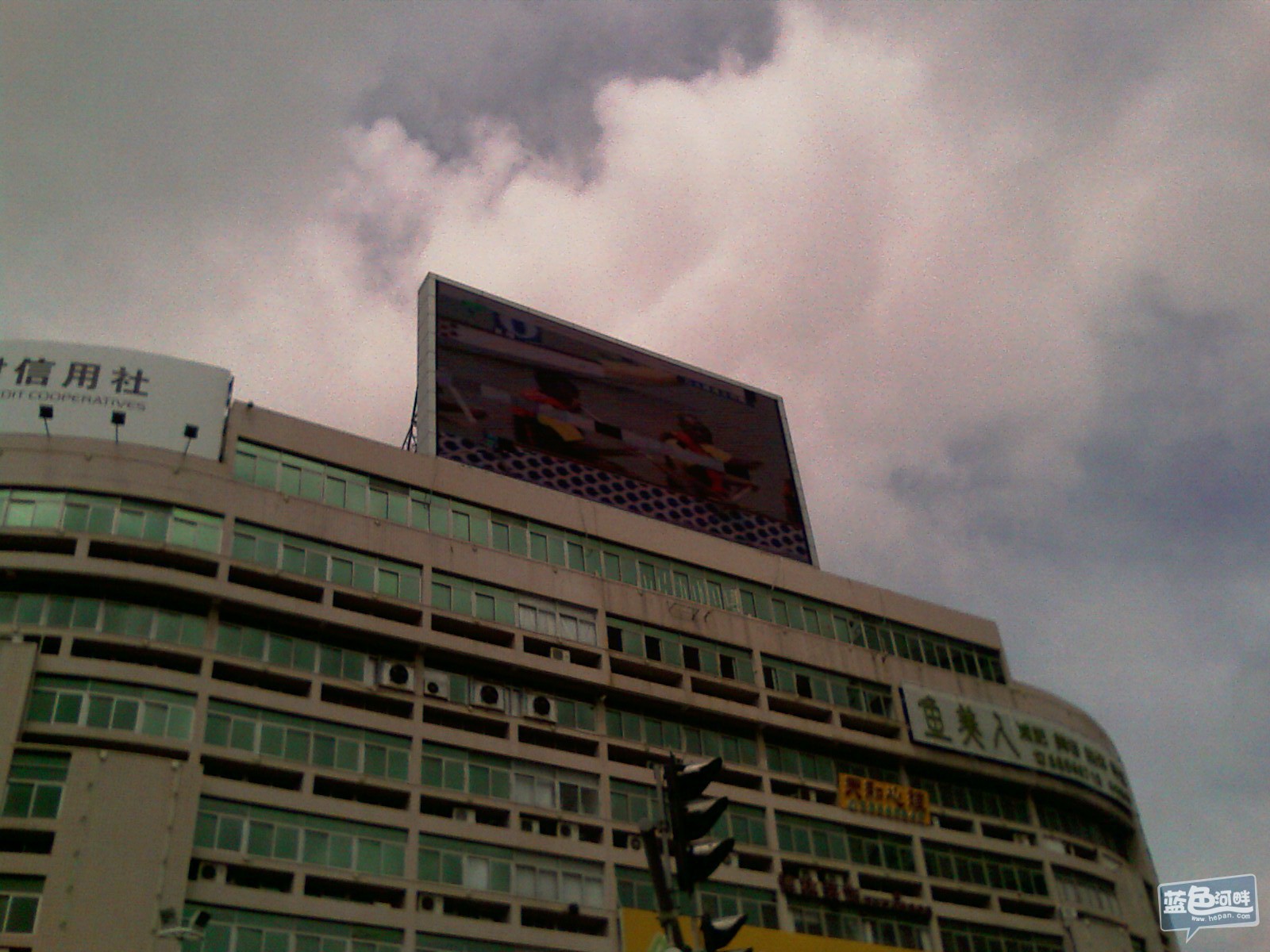 十字路口一LED屏也在直播滨海龙舟节目