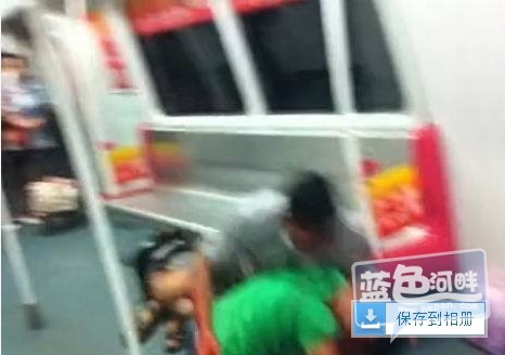 广州公安局地铁分局方面透露，该打架事件发生在昨日上午8时38分许，当时地铁四号线车厢内较为拥挤，这两名  ...