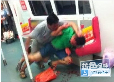 只因争抢地铁车厢内座位，一老一少两位乘客上演“血战”，引来全车乘客侧目围观，未见有人上前劝架。10月7  ...