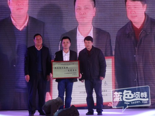 中国体育产业协会秘书长周昆与重庆体育局领导为周绪泽授牌