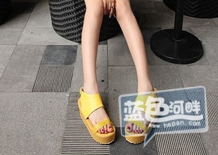 黄色厚底鞋子，35.36码都可以穿，95新.jpg