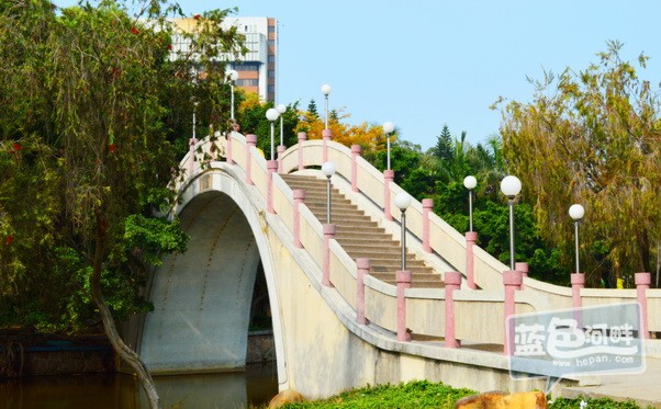 金砂公园里面的拱桥