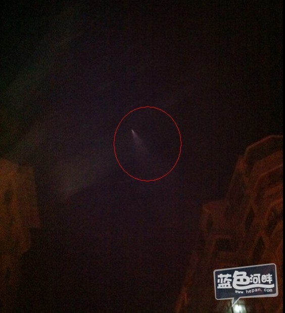 图为21时左右网友在重庆南川城区拍到的不明飞行物。当时半空中出现高量光源，目测约在2千米空中，光源拖着 ...