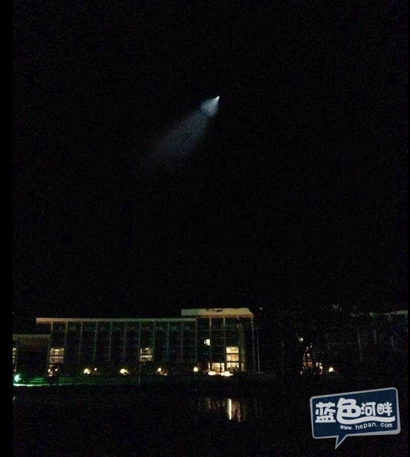 图为21时10分左右网友在云南蒙自拍摄到的不明飞行物。当时天空中有巨大光亮，但并无声音。 ...