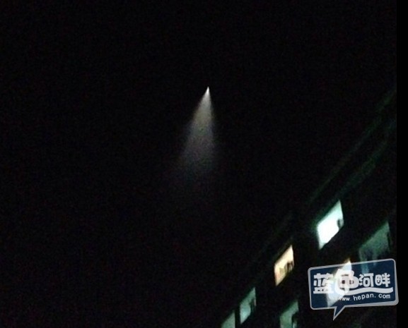 图为21时左右网友在贵州拍摄到的不明飞行物。当时不明飞行物在上升的同时伴随着烟雾和亮光。 ...