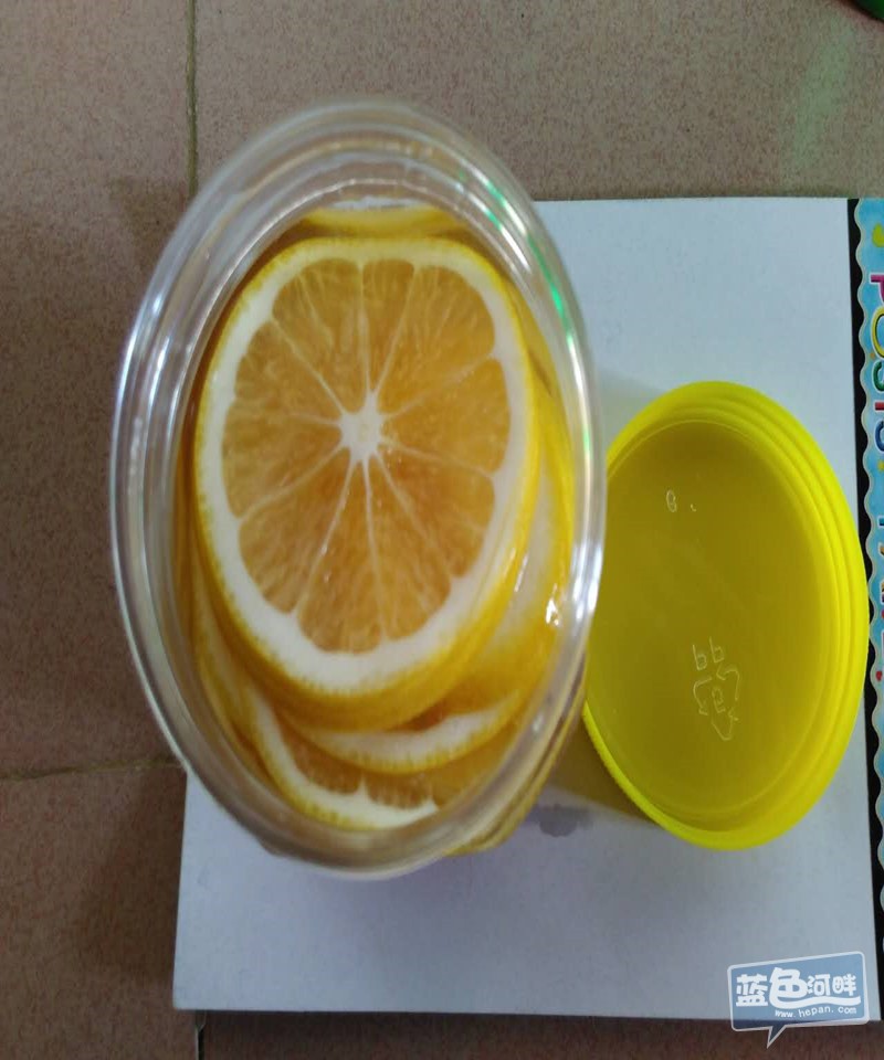 本来柠檬是在瓶底的，都跑上来了