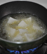 2、烧热2碗油，放入老豆腐块.jpg
