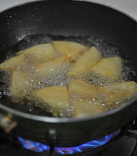 3、待老豆腐呈微黄色，用长筷将粘连的豆腐分开.jpg