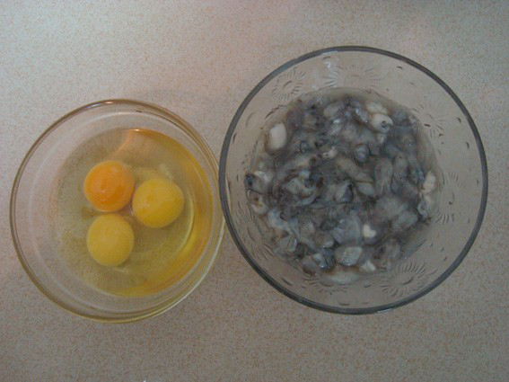 1.蚝肉用水轻轻冲干净，鸡蛋去壳打散待用。.png
