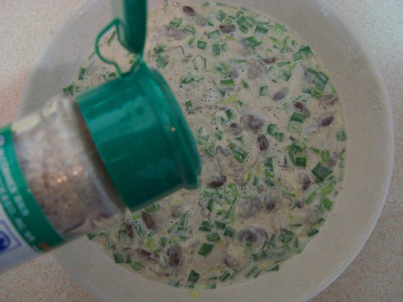 3.地瓜粉加入少量水调成粉浆，然后把蚝肉、蛋液、青.png
