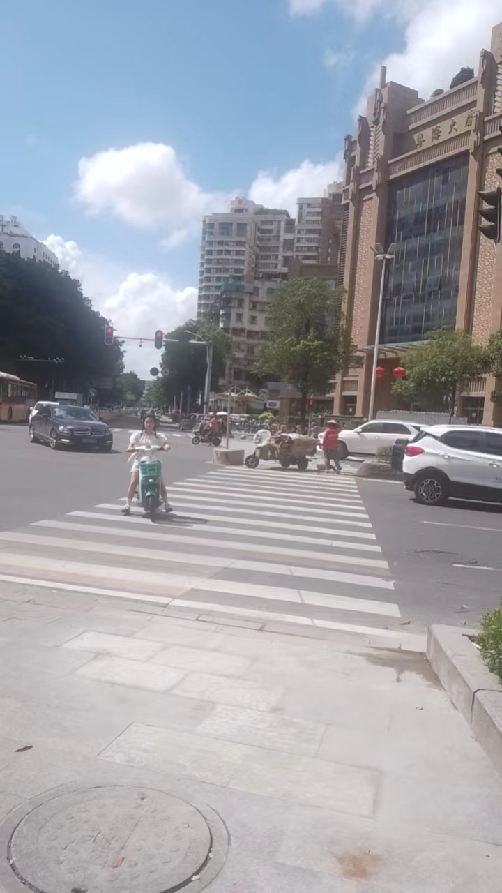 红绿灯处路面下沉修复后图片874fbeb896a6d13a4e87a84f1bd0da79.jpg