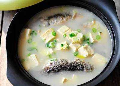茶油鲫鱼豆腐汤：奶白鲜香的滋补之选
