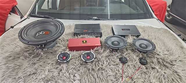 2.音响器材合影.jpg