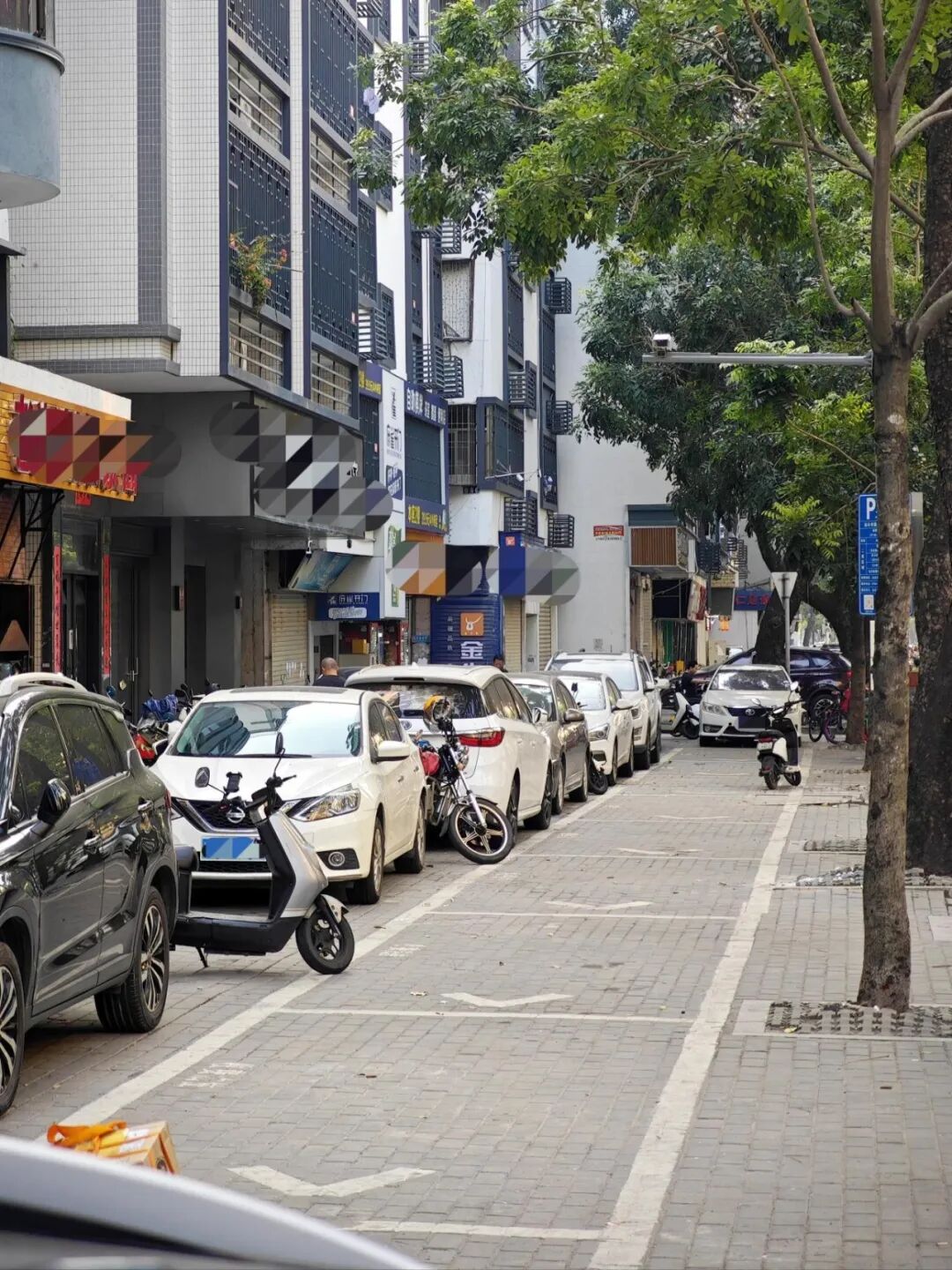 哭笑不得！汕头车主停车都“躲开车位”，究竟是咋回事？