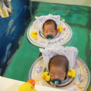 陈建州双胞胎儿子套脖圈游泳 这种做法很危险