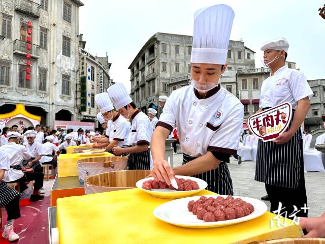 在汕头首届潮汕牛肉节上，潮菜师傅现场制作牛肉丸。杨立轩 摄