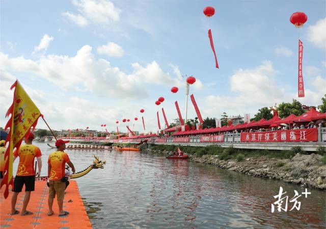 当天上午，现场彩旗飘飘、人声鼎沸，河岸边挤满了前来观赏龙舟竞渡的群众，争相一睹龙舟赛的盛况。  南方+ 郑淼鑫、黄嘉锋 拍摄