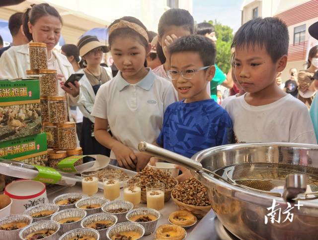 不少市民游客早早来到活动现场，在心仪的餐饮摊位前大快朵颐。 