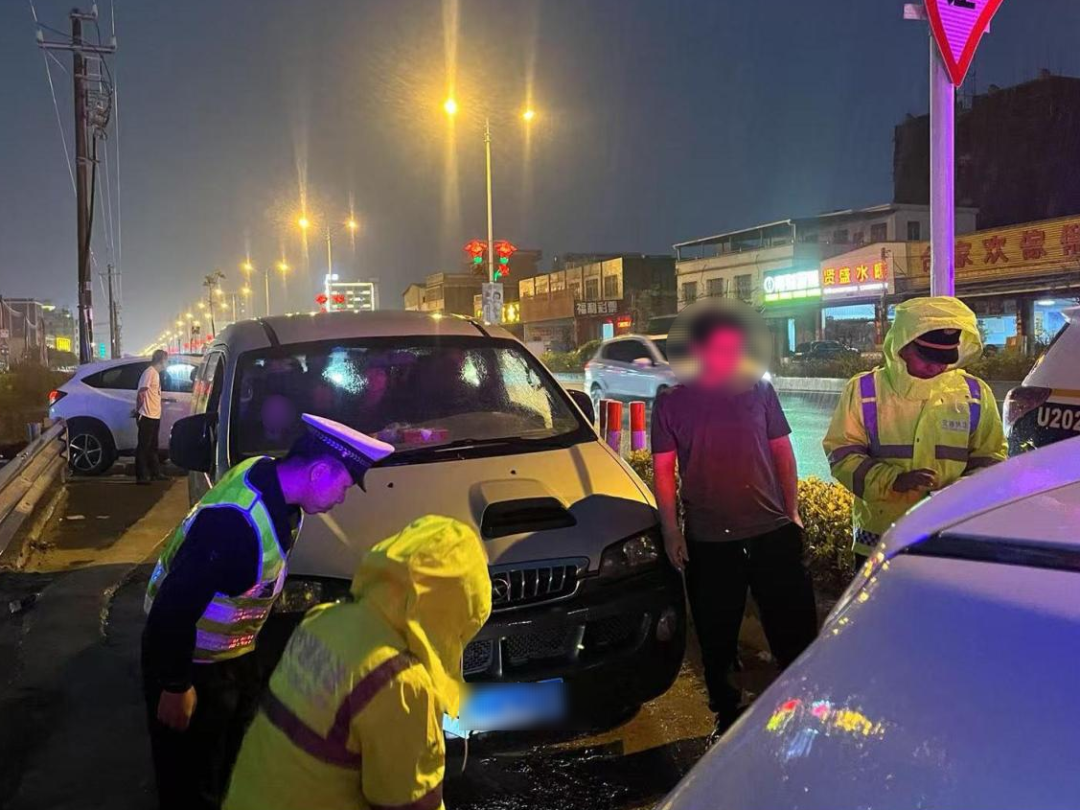 【交通安全警示】车内“排排坐”?“黑车”超员被查处!