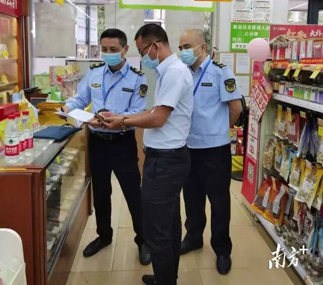 汕头市场监管部门执法人员检查零售药店。受访者供图