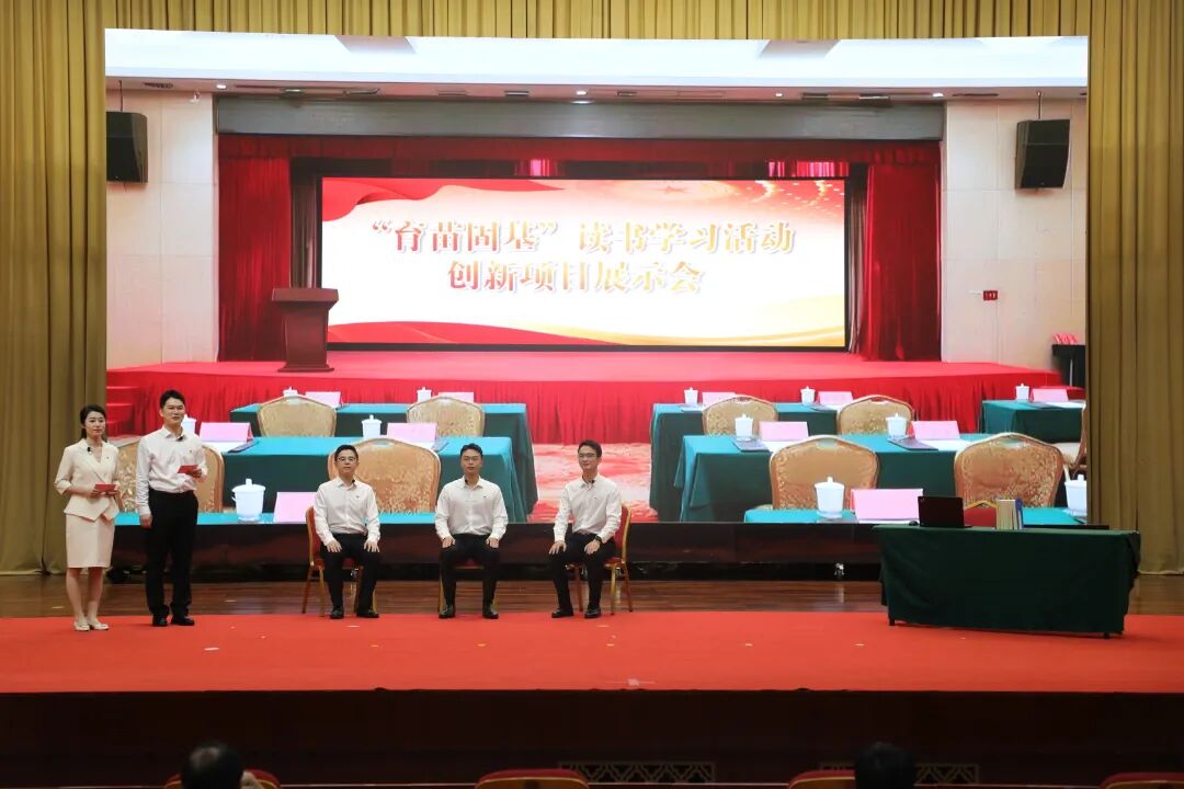 汕头市委组织部开展青年干部“育苗固基”读书学习活动为推动高质量发展注入青春动能。  谢嘉龙 摄.JPG